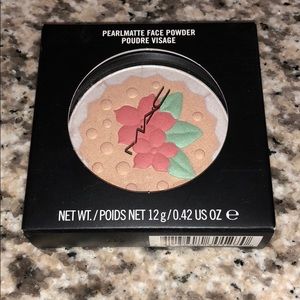 MAC Cosmetics In For A Treat face powder
